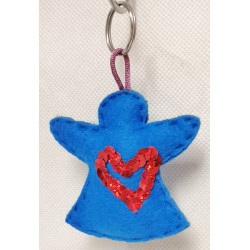 Niebieski Breloczek Aniołek w kształcie serca cekiny w kolorze czerwonym
